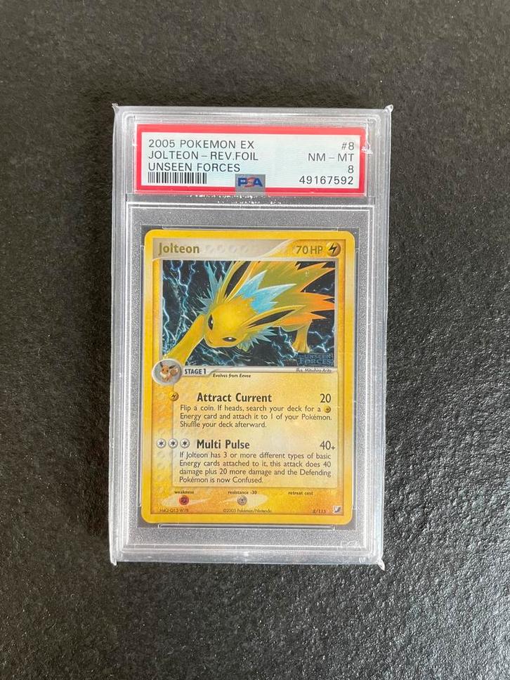 Jolteon reverse Unseen Forces PSA 8, Hobby en Vrije tijd, Verzamelkaartspellen | Pokémon, Nieuw, Ophalen of Verzenden