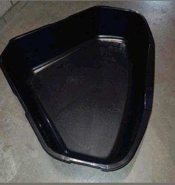 Grote hoek kattenbak/hondenmand kunstof beschikbaar voor biedingen