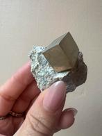 Pyriet kubus uit Navajún - met een kleintje erbij, Verzamelen, Mineralen en Fossielen, Ophalen of Verzenden