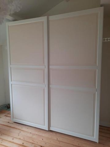 Witte kledingkast met schuifdeuren en accessoires 