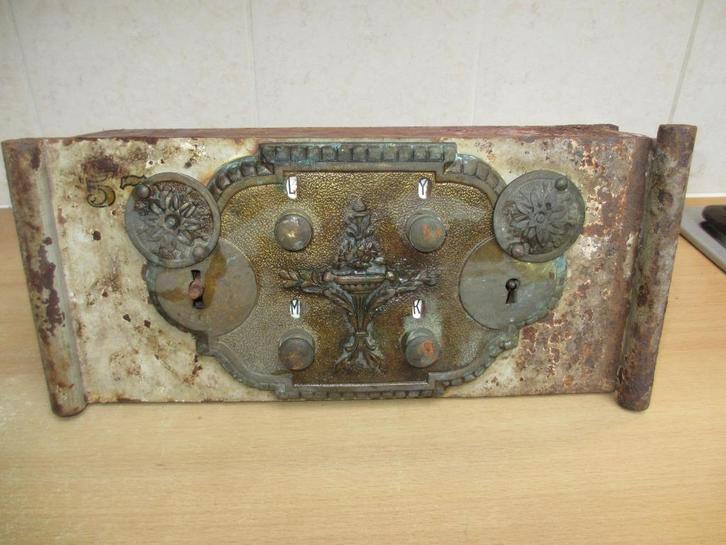 Kluisdeur 19e eeuws met versierde bronzen frontplaat  zwaar, Antiek en Kunst, Curiosa en Brocante, Ophalen