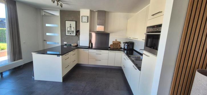 Moderne U-vormige keuken. Merk Schmidt, Huis en Inrichting, Keuken | Complete keukens, Gebruikt, Wit, Graniet of Steen, Ophalen