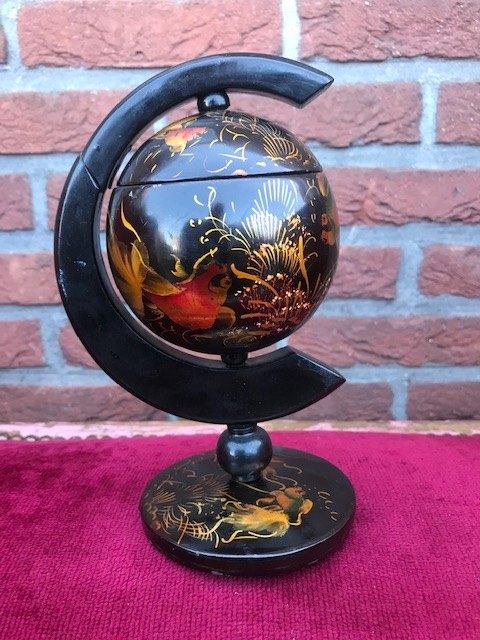 bijzonder lakwerk, globe/ asbak, Ophalen of Verzenden