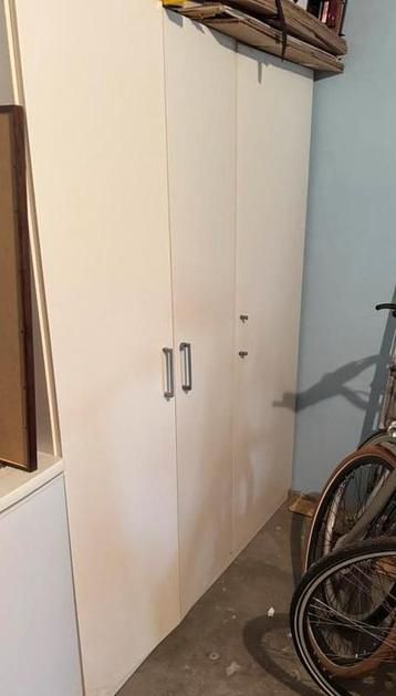 Gratis witte kledingkast met deuren