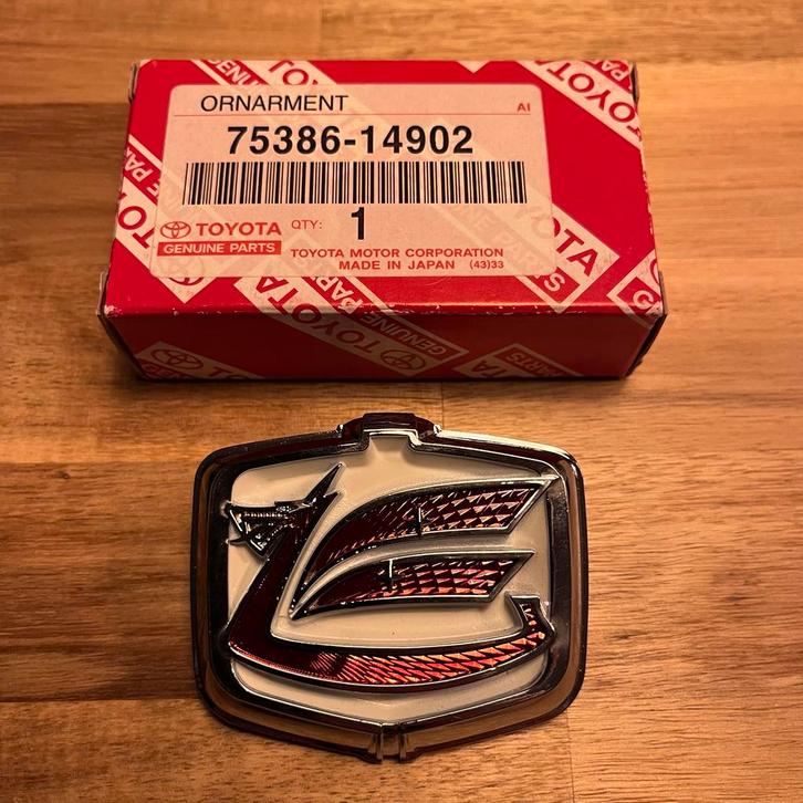 Toyota Celica Embleem '70-'77 - Zeldzaam!, Auto-onderdelen, Carrosserie en Plaatwerk, Spatbord, Toyota, Voor, Gebruikt, Ophalen of Verzenden