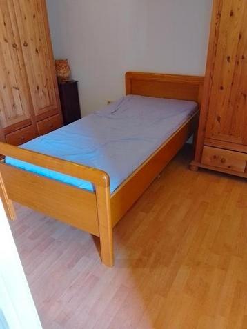 Houten bed inc lattenbodem beschikbaar voor biedingen