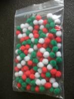 0936 - ZAK: 150 x POMPONS – ROOD, WIT, GROEN, Hobby en Vrije tijd, Knutselen, Ophalen of Verzenden, Nieuw, Materiaal