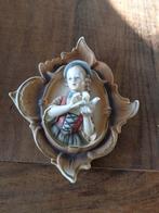 Brocante muurhanger meisje met duif, majolika/bisque?, Ophalen of Verzenden