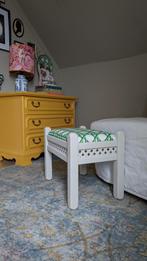 Vintage poefje/ krukje met Harlequin stof, Huis en Inrichting, Krukjes, Ophalen of Verzenden, Zo goed als nieuw, Hout
