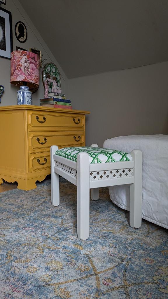 Vintage poefje/ krukje met Harlequin stof, Huis en Inrichting, Krukjes, Zo goed als nieuw, Hout, Ophalen of Verzenden