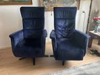 2 donkerblauwe relaxfauteuils in blauwe velvet stof, Huis en Inrichting, Fauteuils, Ophalen, 75 tot 100 cm, Zo goed als nieuw