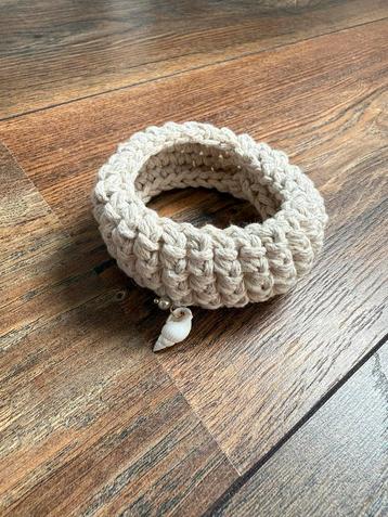 Cremekleurige gevlochten armband beschikbaar voor biedingen