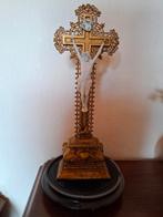 Zeer fraaie crucifix onder glazen stolp., Ophalen