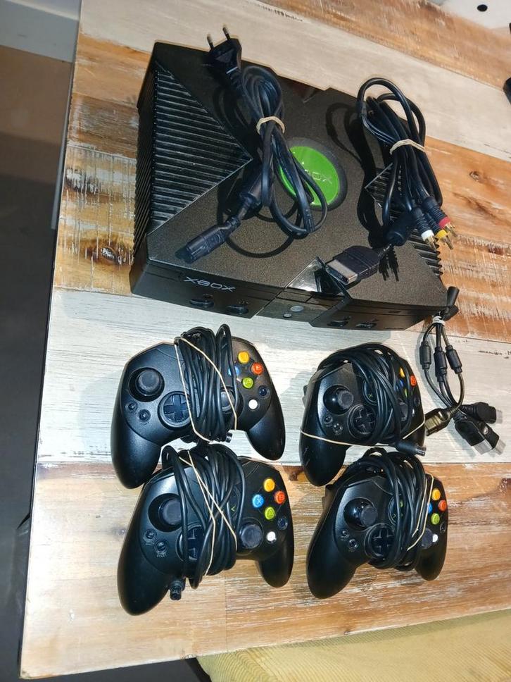 Originele Xbox met 4 controllers, Spelcomputers en Games, Spelcomputers | Xbox Original, Gebruikt, Met 3 controllers of meer, Met games