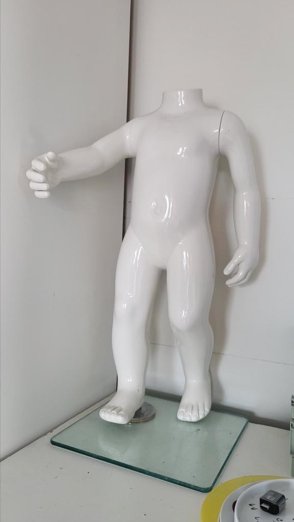 Kinderpaspop 55cm op glazen plaat, kunstobject, Antiek en Kunst, Kunst | Beelden en Houtsnijwerken, Ophalen of Verzenden