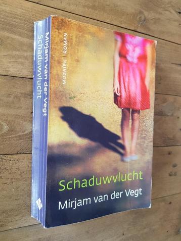 Schaduwvlucht - Mirjam van der Vegt (christelijke roman) beschikbaar voor biedingen