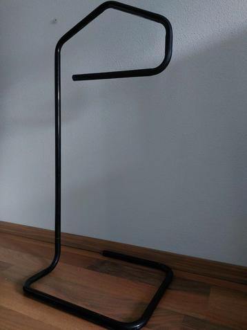 Stevige zwart metalen dressboy beschikbaar voor biedingen