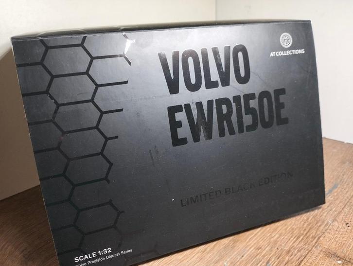 Te koop AT Volvo EWR150E met Nokian banden Black Editie., Hobby en Vrije tijd, Modelauto's | 1:32, Nieuw, Tractor of Landbouw