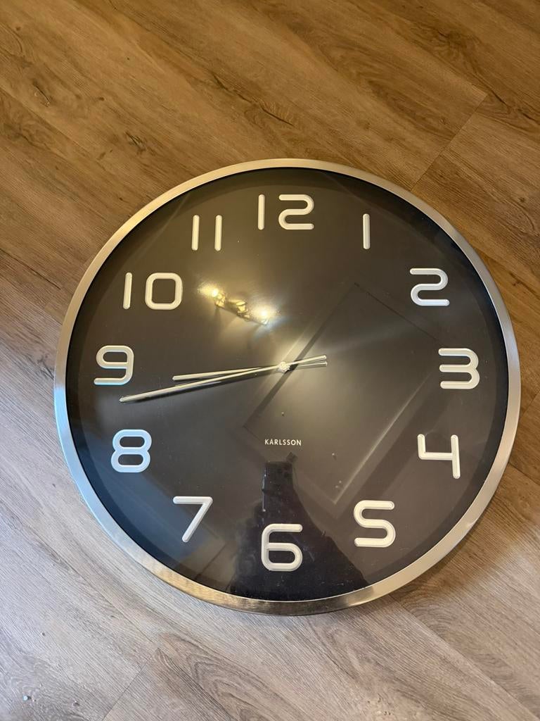 Grote Karlsson klok, zwart met zilver., Huis en Inrichting, Ophalen, Gebruikt, Wandklok