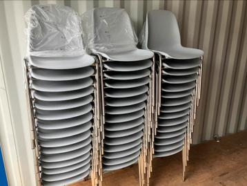 Stapelstoelen grijs kantinestoelen kunststof kuipstoelen beschikbaar voor biedingen