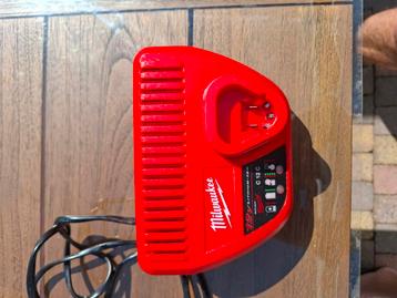 Milwaukee m12 lader beschikbaar voor biedingen
