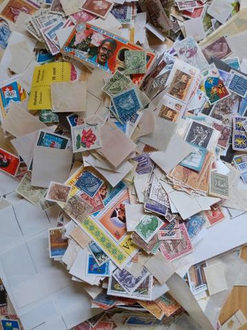 Duizenden postzegels, afgeweekt, 500 gram. Doos 2 beschikbaar voor biedingen