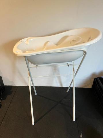 Babybadje op standaard met inlay en temperatuurmeter  beschikbaar voor biedingen