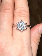 Zilveren ring met 3 karaat moissanite. Met certificaat, Verzenden, Nieuw, Met edelsteen, Dame