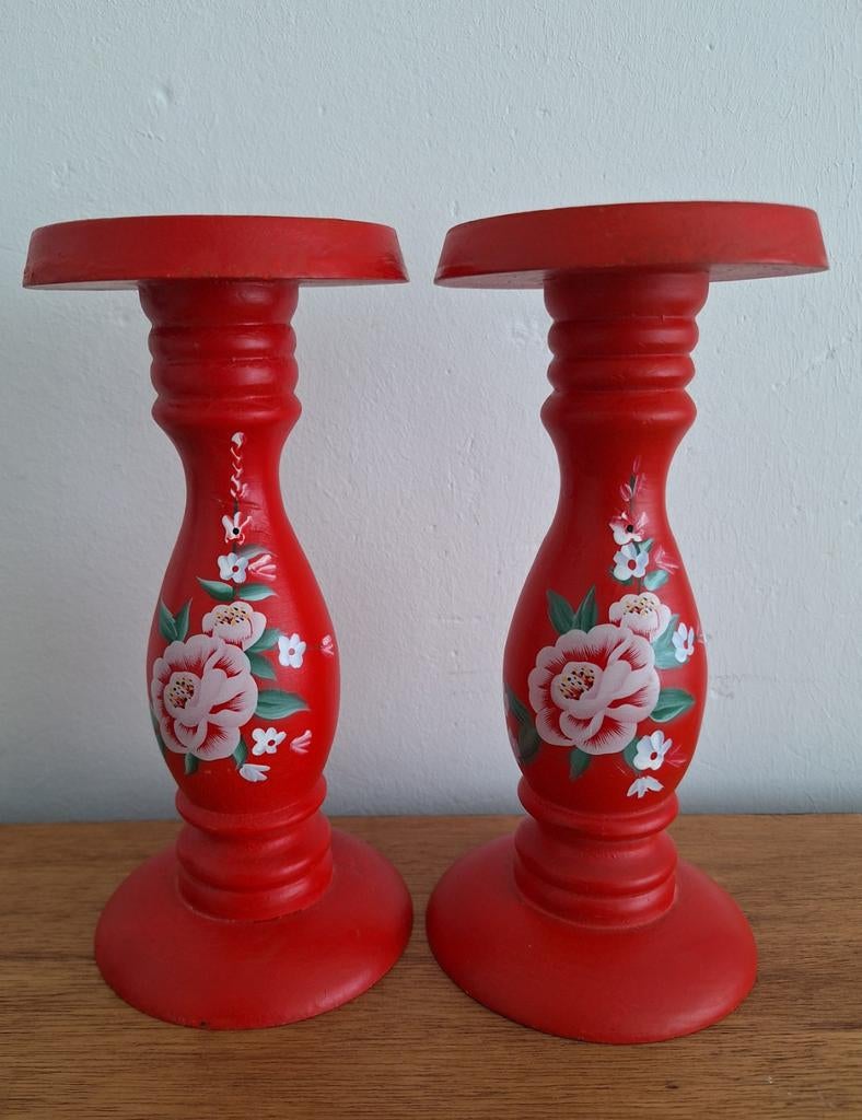 Folklore, boho,  kleurrijk,  2 rode houten kandelaars bloeme, Overige materialen, Ophalen of Verzenden, Zo goed als nieuw, Minder dan 25 cm
