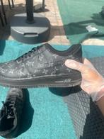Zwarte Custom Louis Vuitton x Nike Air Force 1 (maat 44), Kleding | Heren, Schoenen, Ophalen, Zo goed als nieuw, Zwart