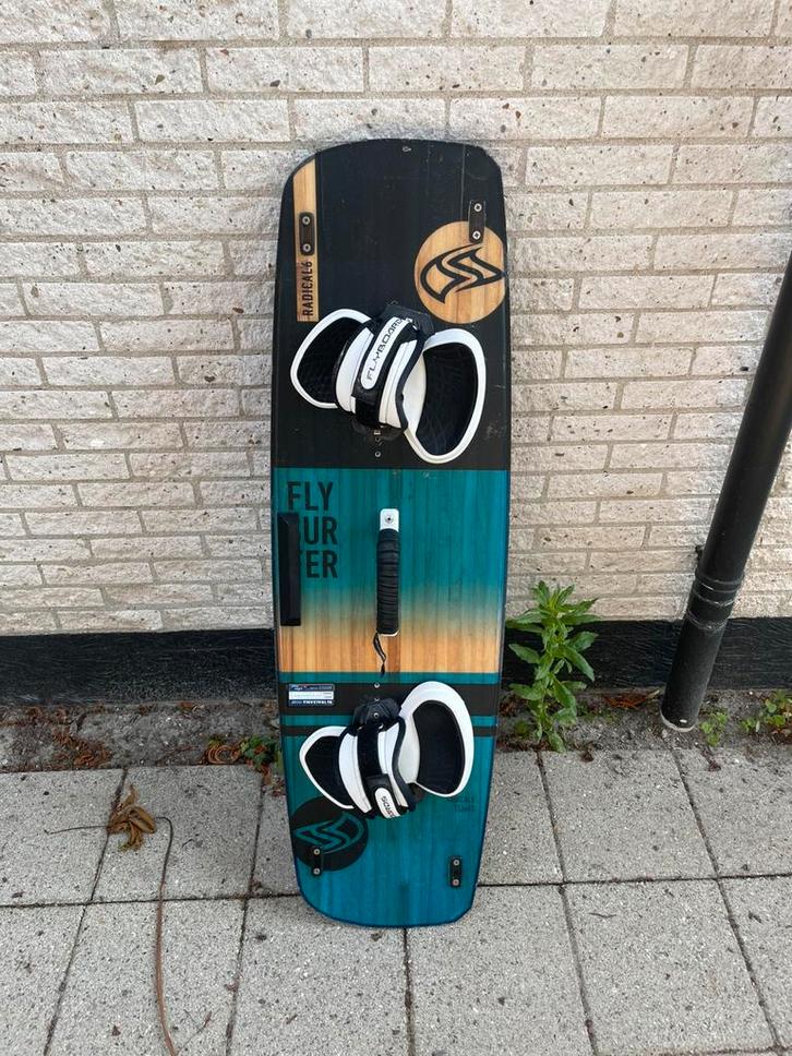 Flysurfer Radical6 133x40 twintip, Watersport en Boten, Wingsurfen, Gebruikt, Ophalen of Verzenden