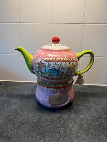 Blond theepot beschikbaar voor biedingen