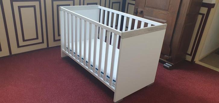 Wit stevig houten ledikant - Intertek. inclusief matras, Kinderen en Baby's, Babywiegjes en Ledikanten, Gebruikt, Ledikant, Ophalen