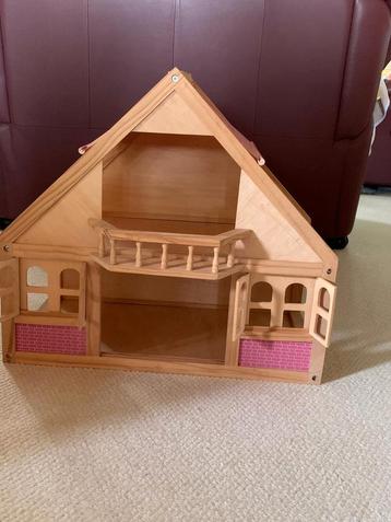 Houten poppenhuis met veel houten accessoires  beschikbaar voor biedingen