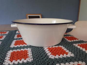 Emaille wasteil, wit met blauw randje beschikbaar voor biedingen