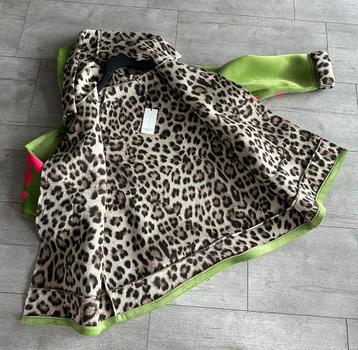 Appel groene jas met roze neon letters en panterprint beschikbaar voor biedingen