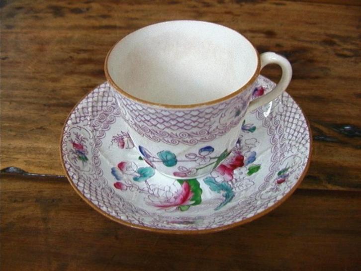 Kop en schotel, reliëf en oosters motief, waterlelie, Antiek en Kunst, Antiek | Servies los, Ophalen of Verzenden