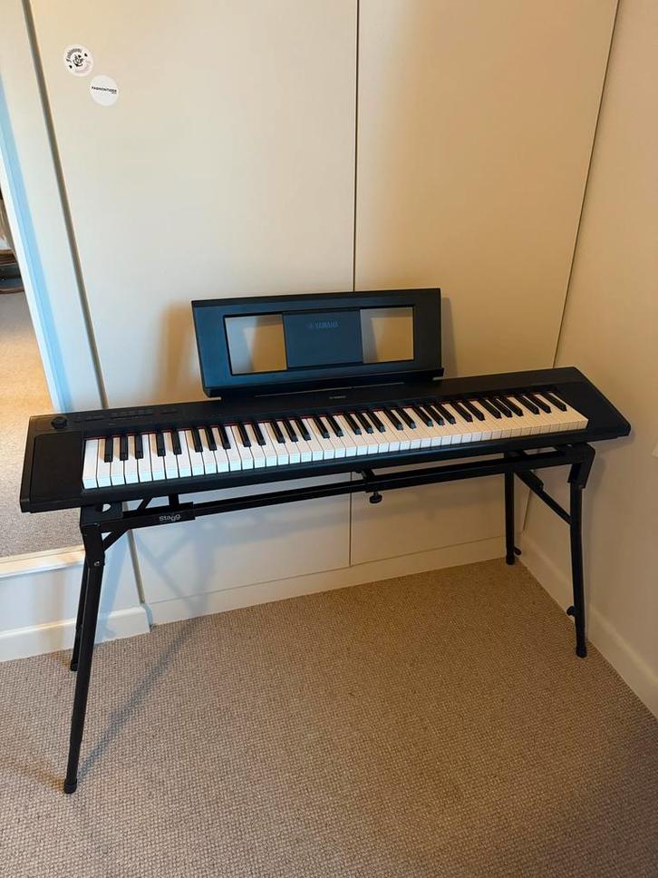 Yamaha Piaggero NP-32 Keyboard + Onderstel - Zo Goed Als Nie, Muziek en Instrumenten, Piano's, Zo goed als nieuw, Piano, Zwart