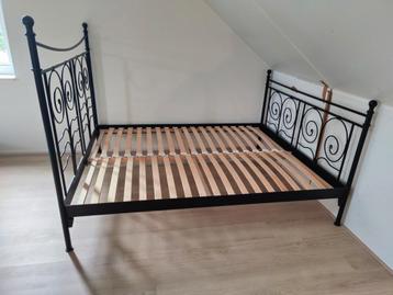 Zwart stalen bed 160x200 inclusief 2 Ikea lattenbodems