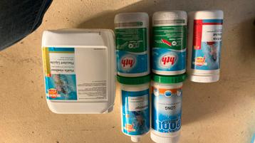 Diversie potten met zwembad chemicalien beschikbaar voor biedingen
