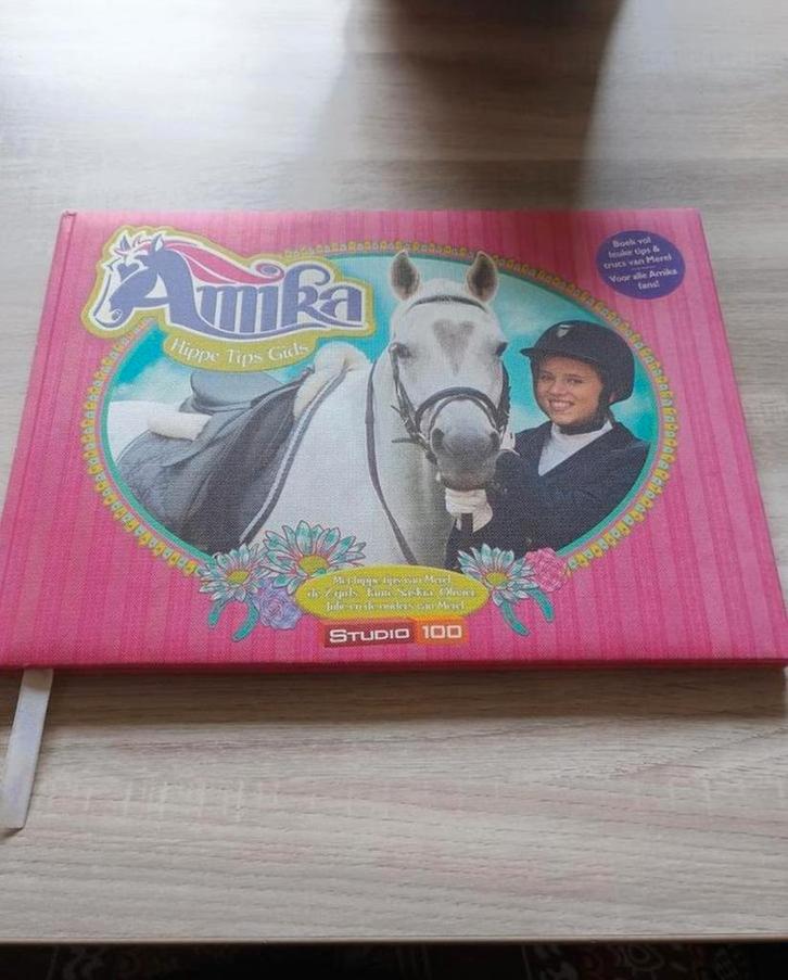 Amika, Hippe Tips Gids - Studio 100, Boeken, Kinderboeken | Jeugd | onder 10 jaar, Zo goed als nieuw, Non-fictie, Ophalen of Verzenden