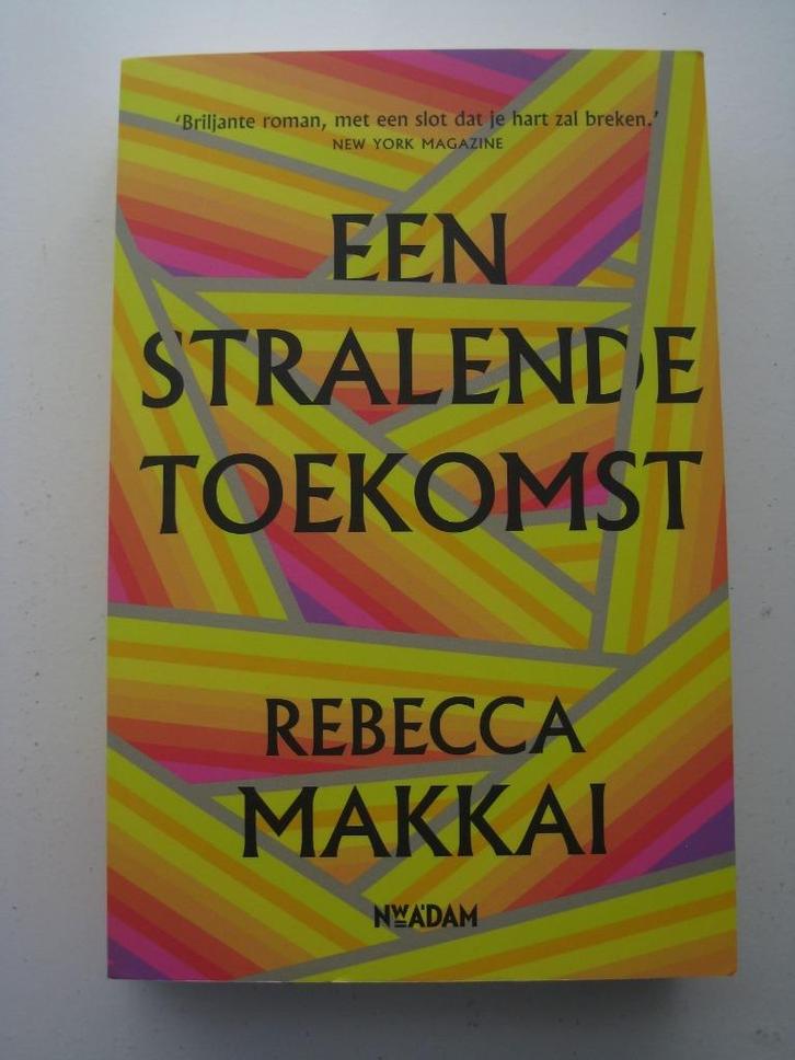 Rebecca Makkai – Een stralende toekomst, Boeken, Literatuur, Zo goed als nieuw, Amerika, Ophalen of Verzenden