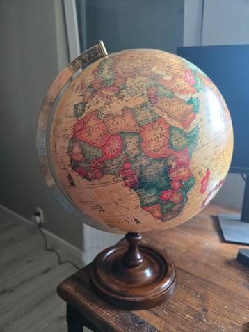 Wereldbol antique met verlichting op mooie houten voet. beschikbaar voor biedingen