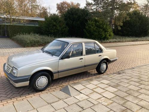 Opel Ascona 1.6 N 1986 Grijs   *In goede staat*, Auto's, Opel, Particulier, Radio, Benzine, Sedan, Handgeschakeld, Geïmporteerd