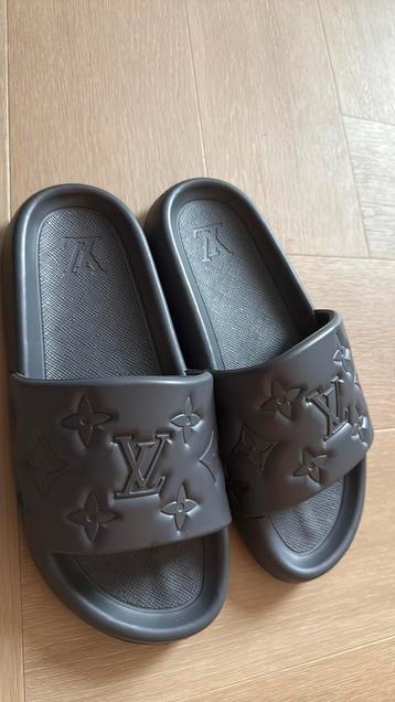 Slippers valt als maat 39/40 staat 42 in) beschikbaar voor biedingen