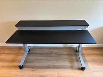 Bureau in nieuwstaat! 150 cm breed. Zit-sta mogelijkheid beschikbaar voor biedingen