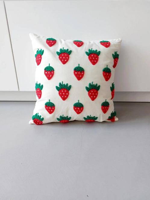 aardbei kussen flying tiger 43x43x10 cm nieuw!, Huis en Inrichting, Woonaccessoires | Kussens, Nieuw, Wit, Vierkant, Ophalen of Verzenden