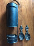 Een ijzeren lantaarntje en 2 tinnen lepels., Ophalen of Verzenden