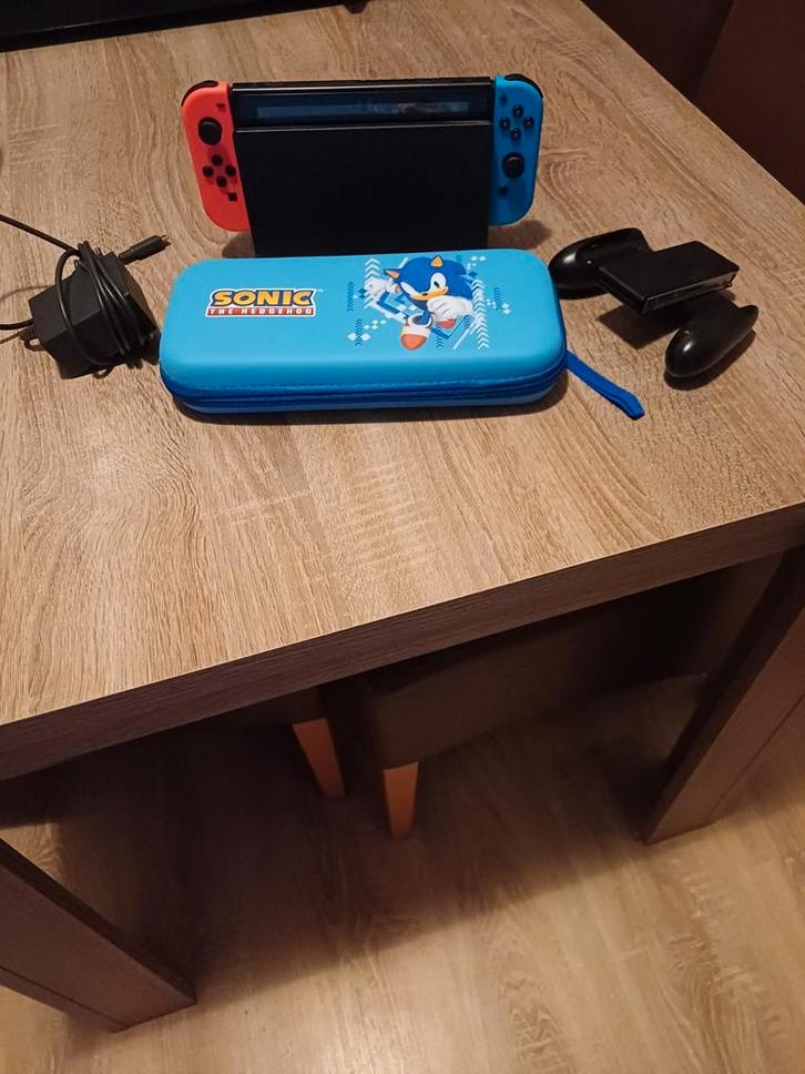 Nintendo Switch met accessoires, Spelcomputers en Games, Games | Nintendo Switch, Gebruikt, Avontuur en Actie, 3 spelers of meer