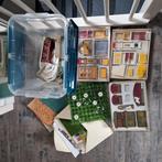 Grote hoeveelheid Poppenhuismeubeltjes en rollen behang etc, Ophalen, Zo goed als nieuw